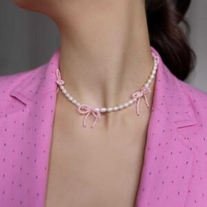 PINTEREST MODEL KADIN FIYONK DETAYLI INCI KOLYE