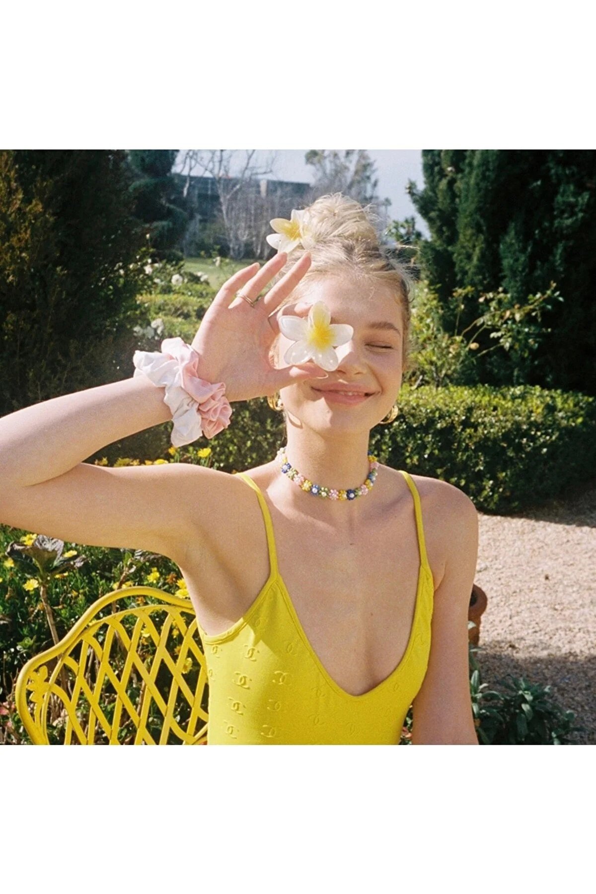 Sarı Beyaz Lotus Çiçek Parlak Akrilik Kadın Mandal Toka