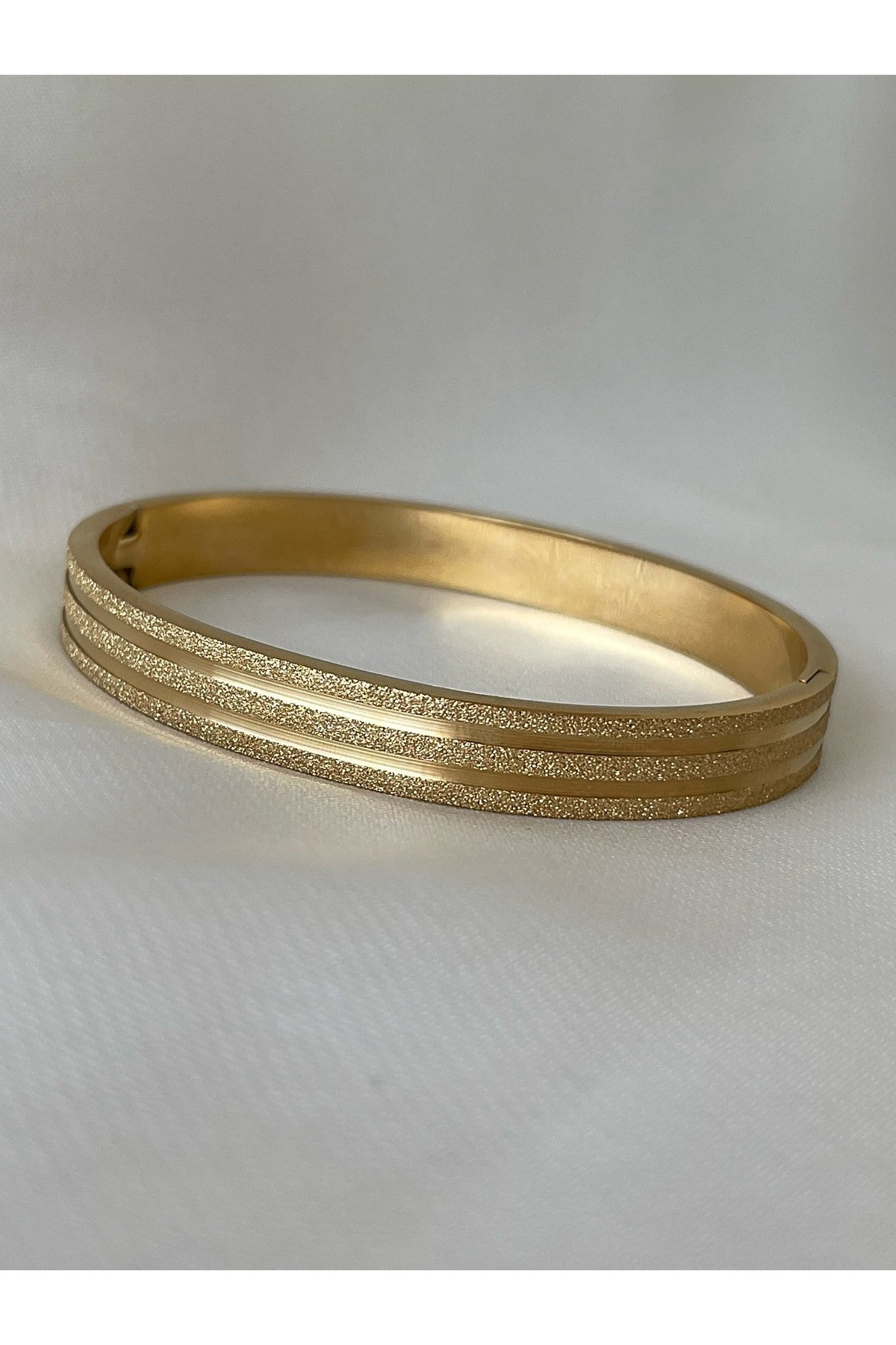Kadın Çelik Gold Renk Simli Işıltılı Tasarım Kelepçe Bileklik - Görsel 2