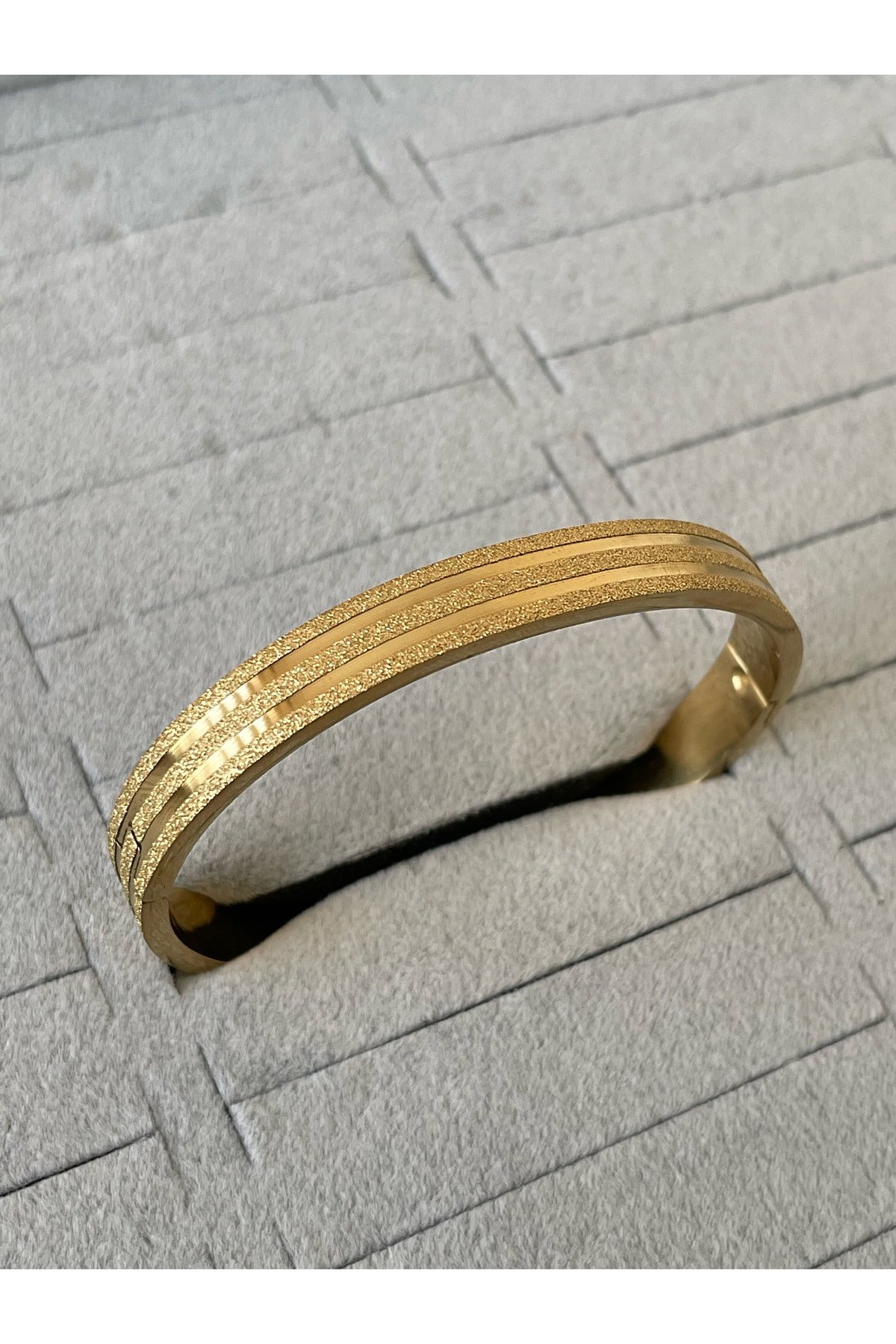 Kadın Çelik Gold Renk Simli Işıltılı Tasarım Kelepçe Bileklik - Görsel 3